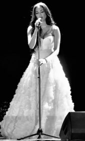 Dazzling Nicole Scherzinger in a White Strapless Gown at the amfAR Gala 2021 in Venice