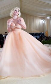 Elegant Billie Eilish Wore Oscar de la Renta Gown To The 2021 Met Gala