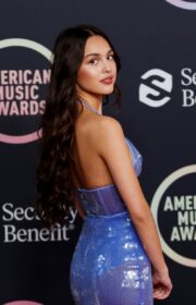 Olivia Rodrigo Alluring Style at The 2021 American Music Awards