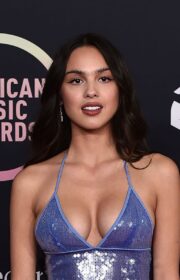 Olivia Rodrigo Alluring Style at The 2021 American Music Awards