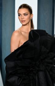 Gorgeous Kendall Jenner in Black Dress at the 2022 Vanity Fair Oscars Party