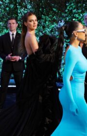 Gorgeous Kendall Jenner in Black Dress at the 2022 Vanity Fair Oscars Party