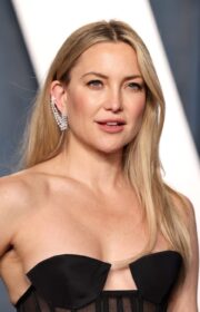 Mesmerizing Kate Hudson in Busty Dress at the 2022 Vanity Fair Oscars Party