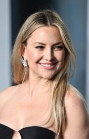 Mesmerizing Kate Hudson in Busty Dress at the 2022 Vanity Fair Oscars Party