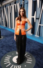Sensual Emily Ratajkowski in Split Dress at the 2022 Vanity Fair Oscars Party