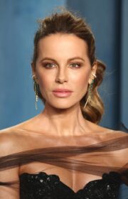 Sexy Kate Beckinsale in Sparkling Dress at the 2022 Vanity Fair Oscars Party