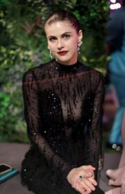 Sparkling Alexandra Daddario in Hot Dress at the 2022 Vanity Fair Oscars Party
