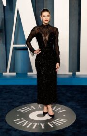 Sparkling Alexandra Daddario in Hot Dress at the 2022 Vanity Fair Oscars Party