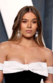 Stunning Hailee Steinfeld in Black Dress at the 2022 Vanity Fair Oscars Party