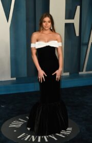 Stunning Hailee Steinfeld in Black Dress at the 2022 Vanity Fair Oscars Party