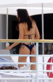 Bella Hadid Flaunts Her Fit Body In Skimpy Blue Bikini In Cannes 2022 (13 MQ Photos)