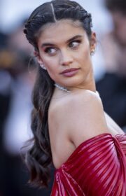 Cannes 2022: Sara Sampaio in Red Zuhair Murad Dress for Decision to Leave Premiere