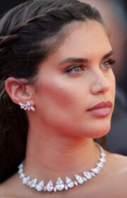 Cannes 2022: Sara Sampaio in Red Zuhair Murad Dress for Decision to Leave Premiere