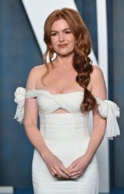 Gorgeous Isla Fisher in Giambattista Valli Dress at the 2022 Vanity Fair Oscars Party