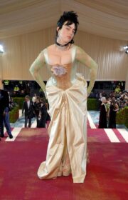 Met Gala 2022: Sensual Billie Eilish in Eco-Friendly Gucci Corset Dress