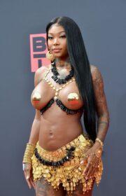 Pregnant Summer Walker’s Barely-There 2022 BET Awards Outfit Sparks Controversy