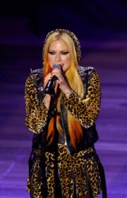 Avril Lavigne Gives Special Tribute to Shania Twain at 2022 ACM Honors