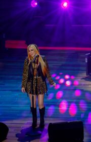 Avril Lavigne Gives Special Tribute to Shania Twain at 2022 ACM Honors