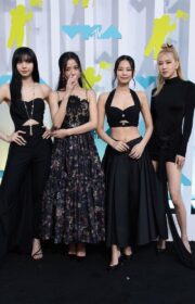 K-Pop Girl Band Blackpink Lovely Outfits on 2022 MTV VMAs Red Carpet