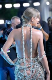 Taylor Swift in Oscar de la Renta Dress at 2022 MTV VMAs
