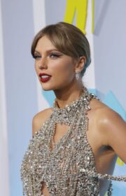 Taylor Swift in Oscar de la Renta Dress at 2022 MTV VMAs