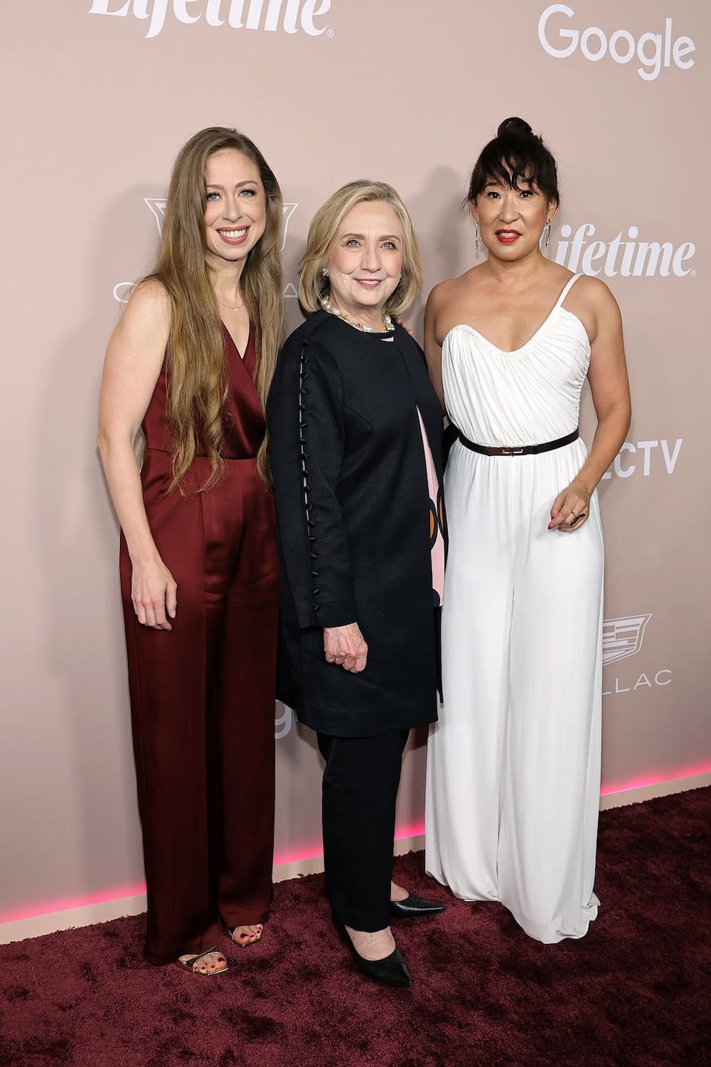 Sandra Oh With Hillary Clinton and her daughter Chelsea Clinton on the red carpet.