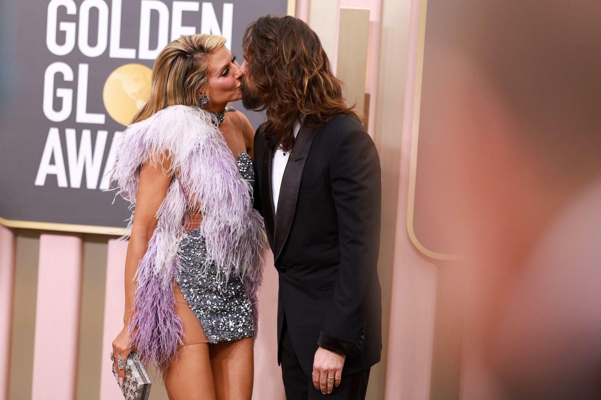 Heidi Klum, 49, kissing her husband Tom Kaulitz, 33, on the 2023 Golden Globes red carpet.