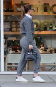 Jennifer Lopez in a Sleek Ponytail Wearing Cashmere Out for Starbucks Coffee